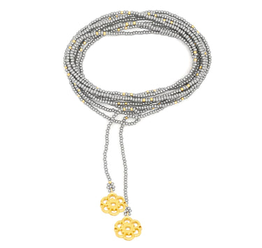 Collar enredable gris detalles dorado.